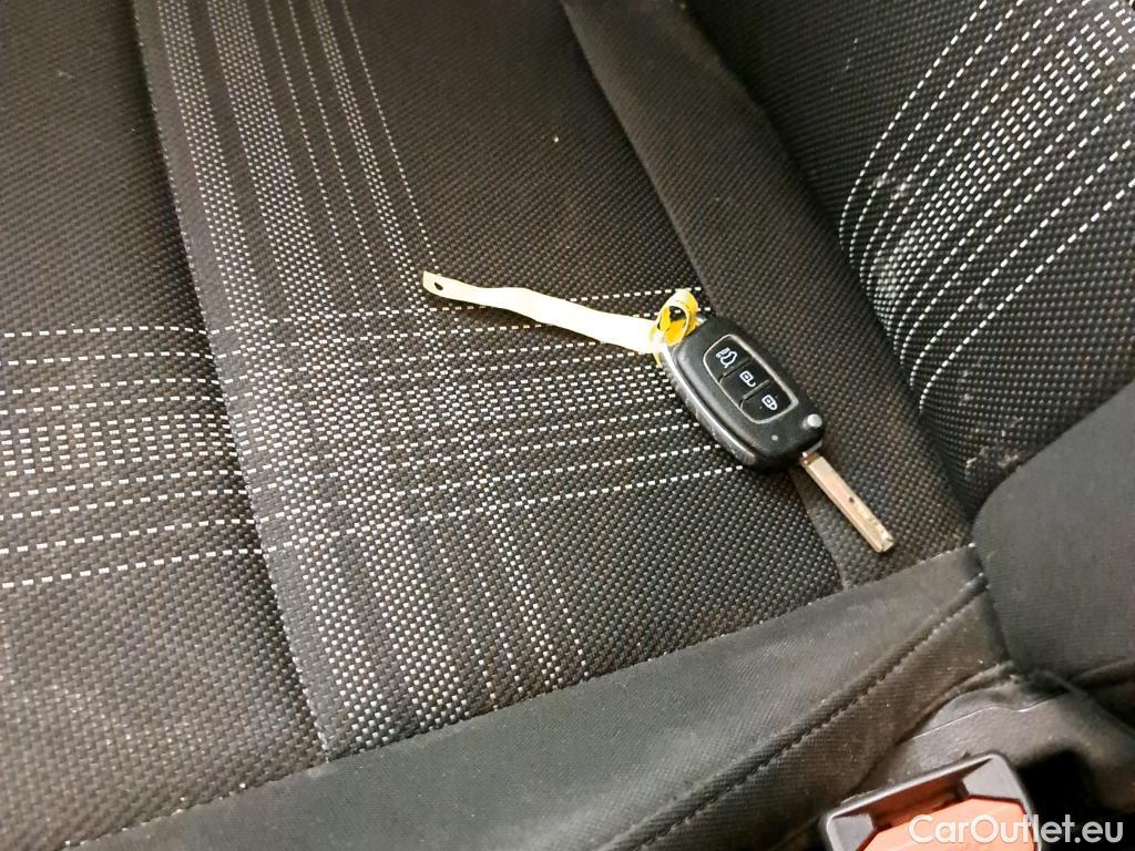  Hyundai  i20 HYUNDAI  / 2020 / 5P / berlina con portón 1.0 TGDI 74kW (100CV) 48V Essence #3