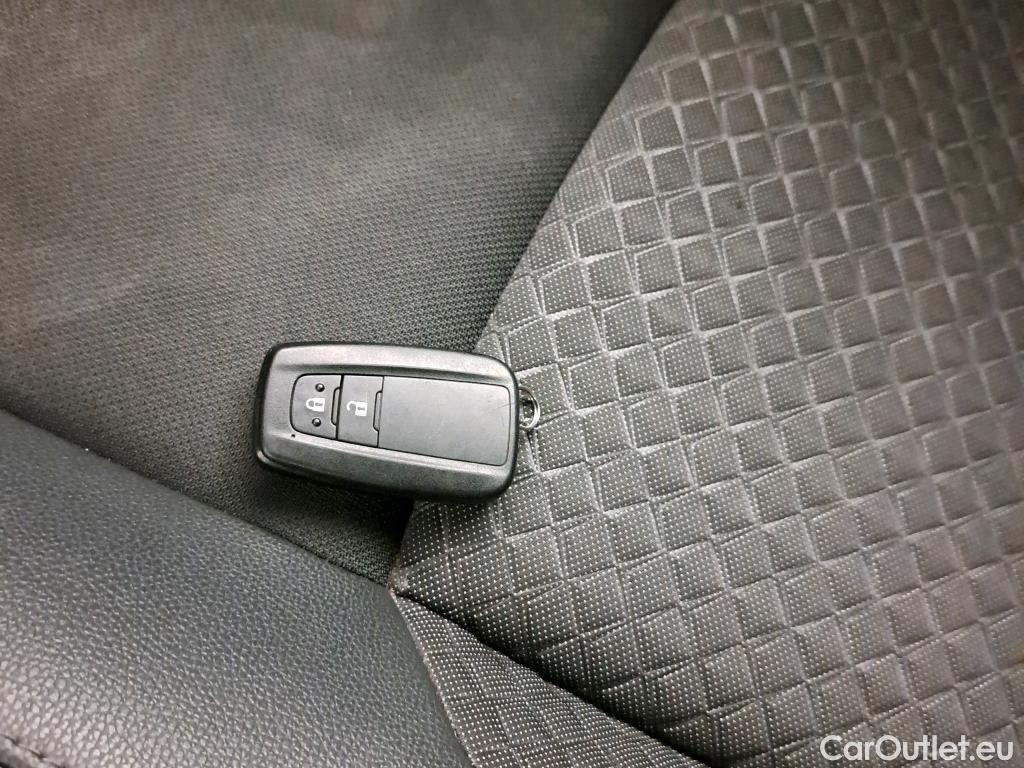  Toyota  C-HR TOYOTA  / 2019 / 5P / todoterreno 1.8 125H Advance #1