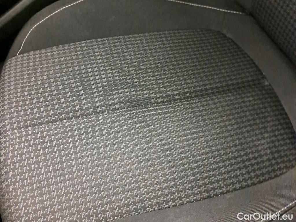  Peugeot  308 PEUGEOT  / 2017 / 5P / berlina con portón 5p Active Pack BlueHDi 130 S&S #19