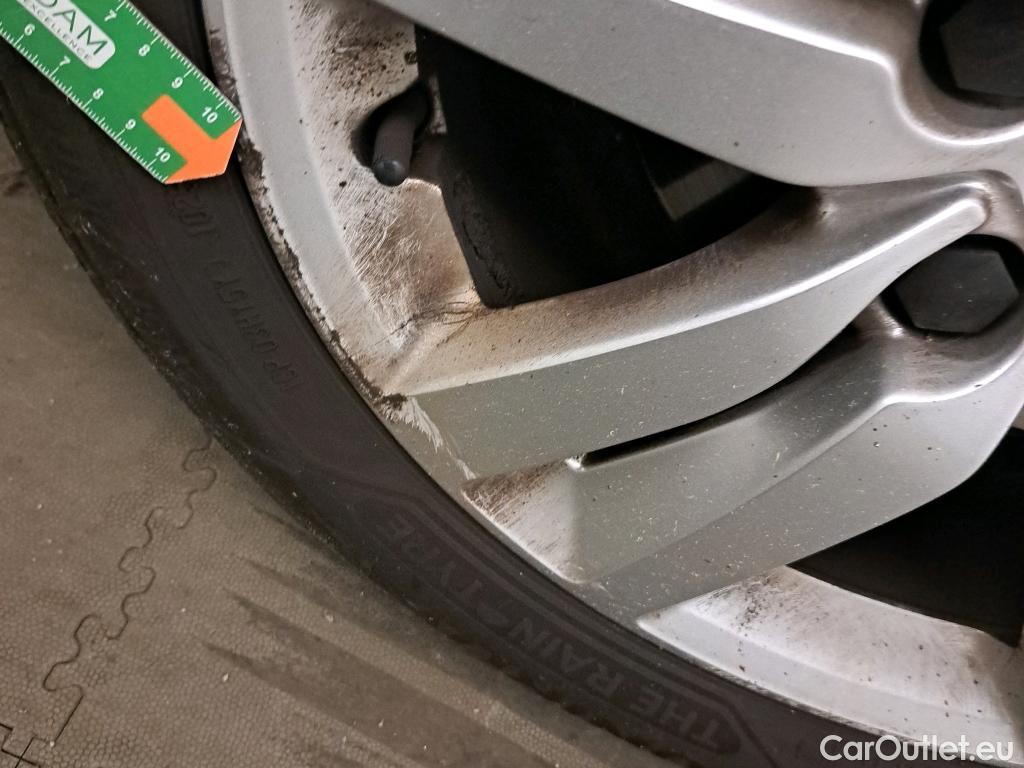  Peugeot  308 PEUGEOT  / 2017 / 5P / berlina con portón 5p Active Pack BlueHDi 130 S&S #17