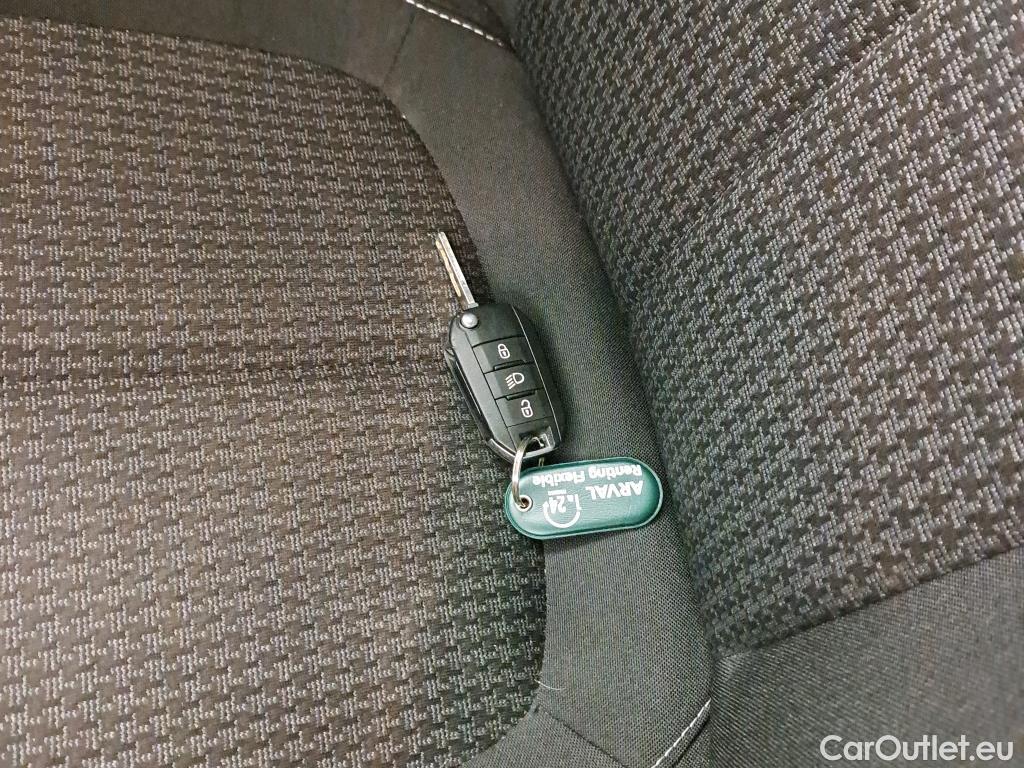  Peugeot  308 PEUGEOT  / 2017 / 5P / berlina con portón 5p Active Pack BlueHDi 130 S&S #1