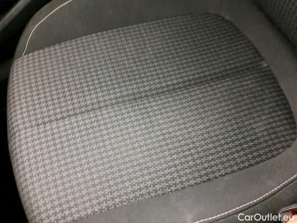  Peugeot  308 PEUGEOT  / 2017 / 5P / berlina con portón 5p Active Pack BlueHDi 130 S&S #18