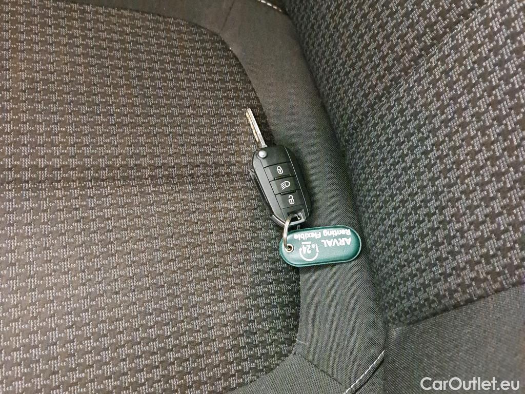  Peugeot  308 PEUGEOT  / 2017 / 5P / berlina con portón 5p Active Pack BlueHDi 130 S&S #2