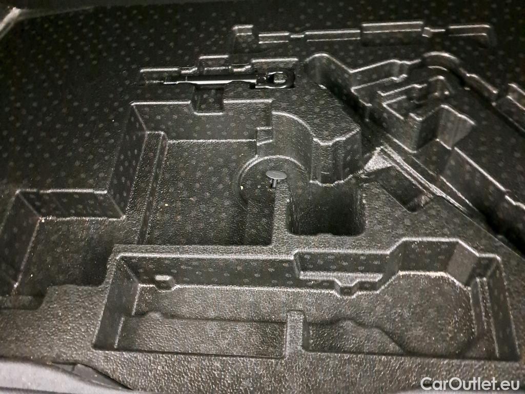  Toyota  C-HR TOYOTA  / 2019 / 5P / todoterreno 1.8 125H Active #3