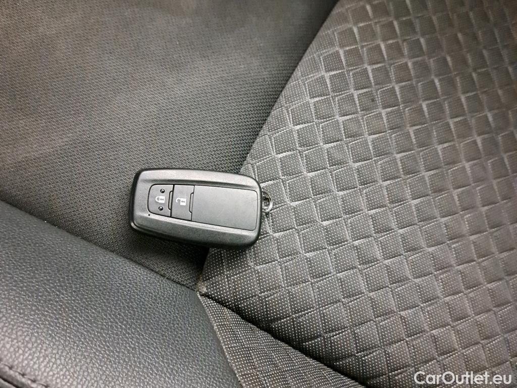  Toyota  C-HR TOYOTA  / 2019 / 5P / todoterreno 1.8 125H Advance #2