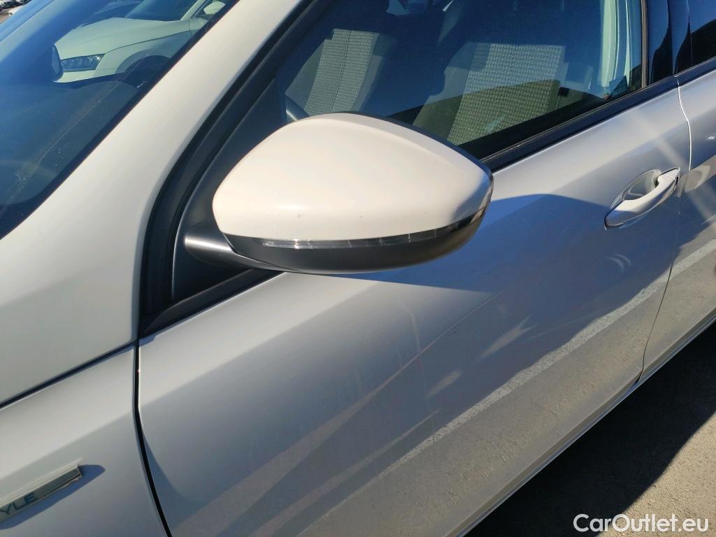  Peugeot  308 PEUGEOT  / 2017 / 5P / berlina con portón 5p Style BlueHDi 130 S&S #26