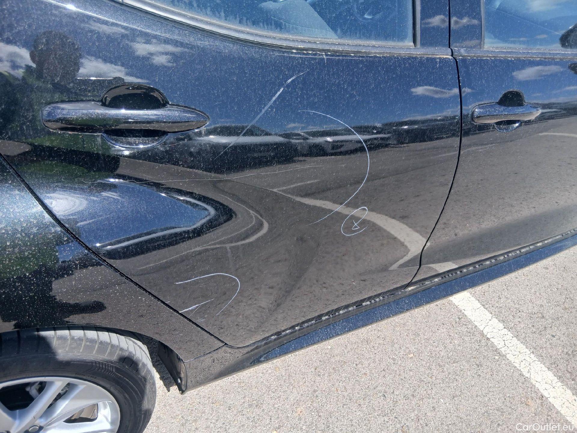  Toyota  Yaris TOYOTA  / 2020 / 5P / berlina con portón 1.5 120H Active Tech #21