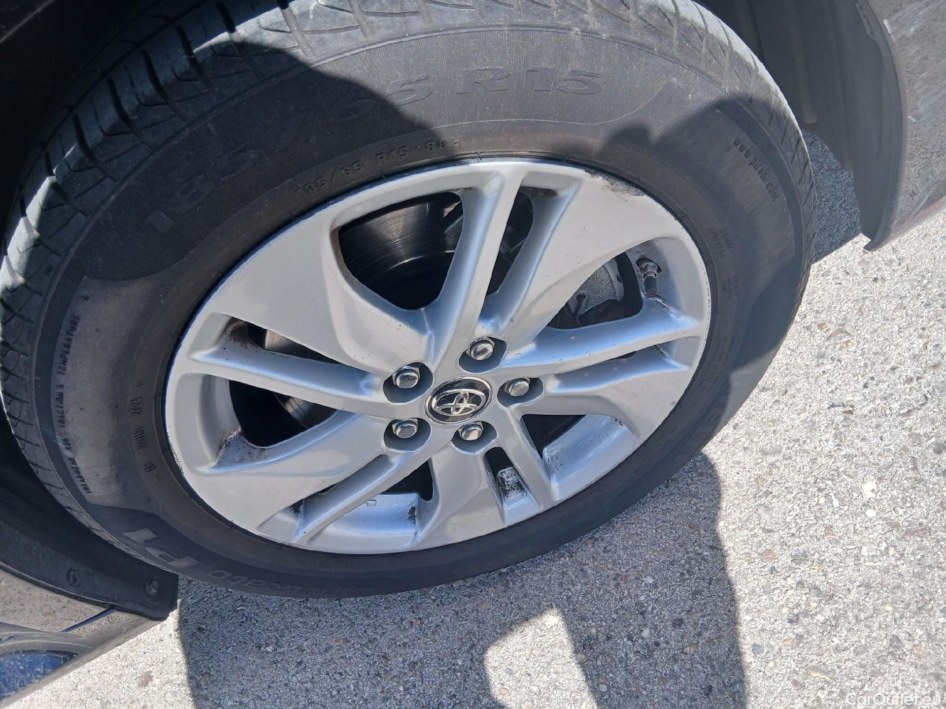  Toyota  Yaris TOYOTA  / 2020 / 5P / berlina con portón 1.5 120H Active Tech #26