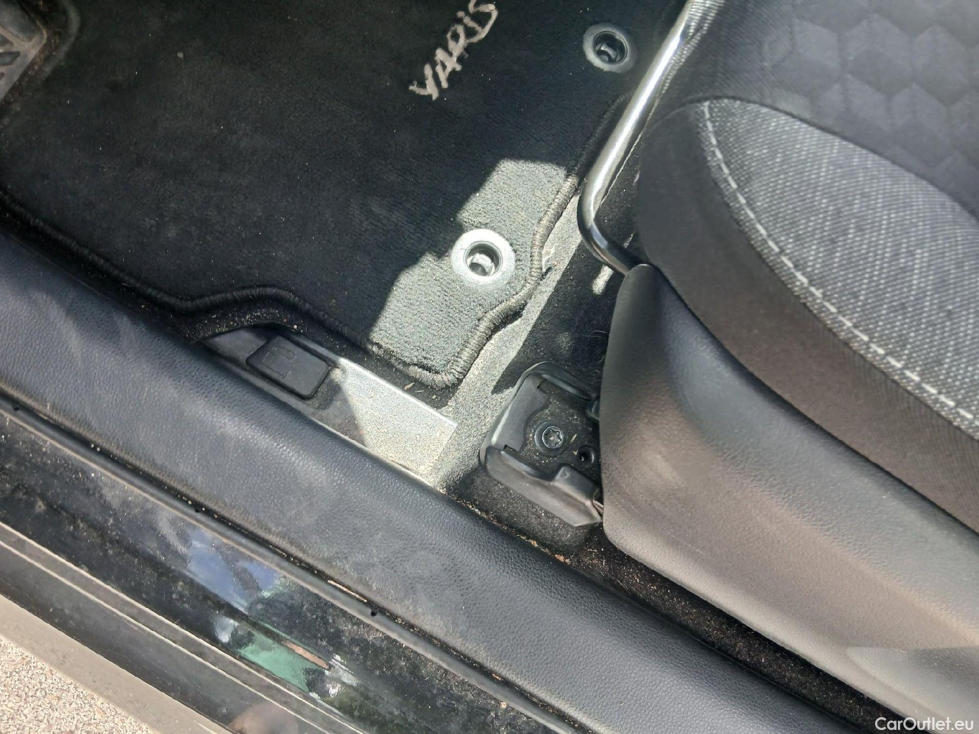  Toyota  Yaris TOYOTA  / 2020 / 5P / berlina con portón 1.5 120H Active Tech #1