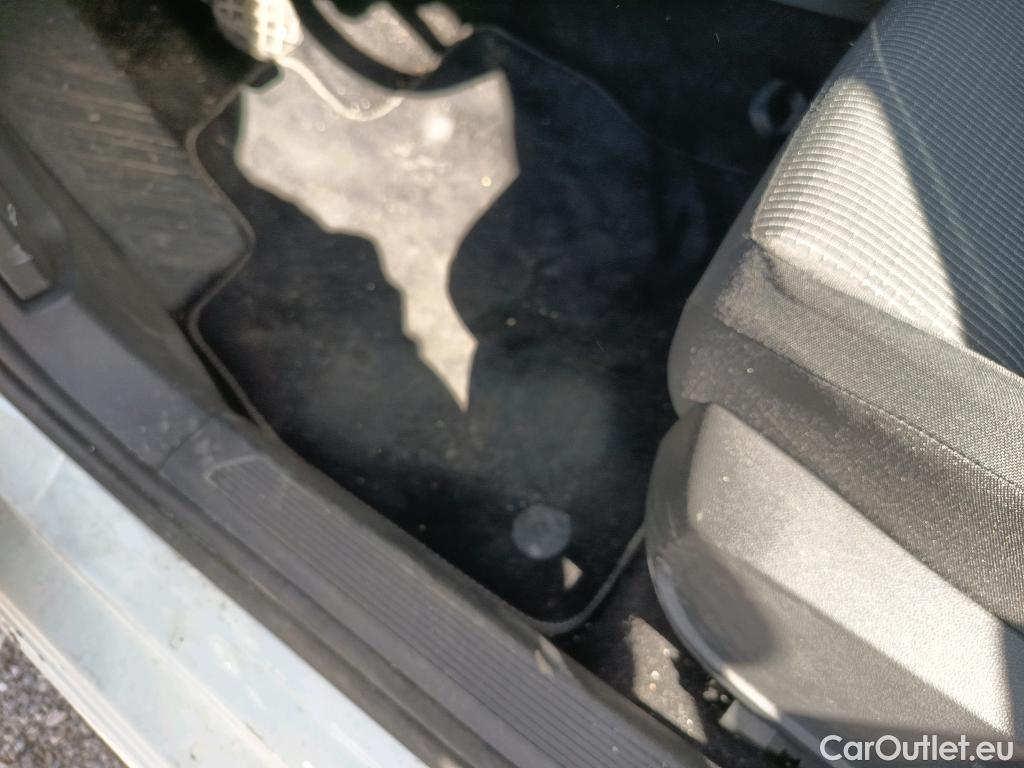  Volkswagen  Golf  VOLKSWAGEN / 2020 / 5P / berlina con portón 2.0 TDI 85kW (115CV) #16