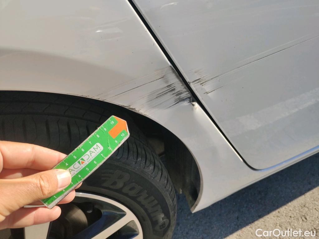  Peugeot  308 PEUGEOT  / 2017 / 5P / berlina con portón 5p Style BlueHDi 130 S&S #4