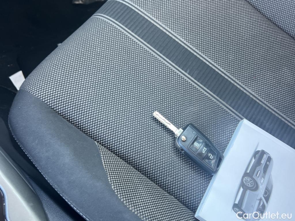  Volkswagen  T-ROC VOLKSWAGEN  / 2017 / 5P / todoterreno Advance 2.0 TDI 85kW (115CV) #2