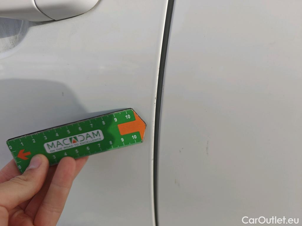  Hyundai  i30 HYUNDAI  / 2020 / 5P / berlina con portón 1.5 DPI Klass SLX #6