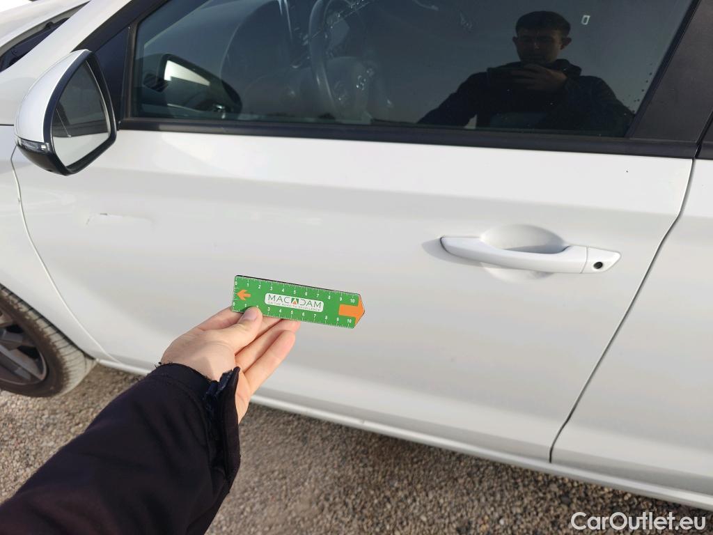  Hyundai  i30 HYUNDAI  / 2020 / 5P / berlina con portón 1.5 DPI Klass SLX #4