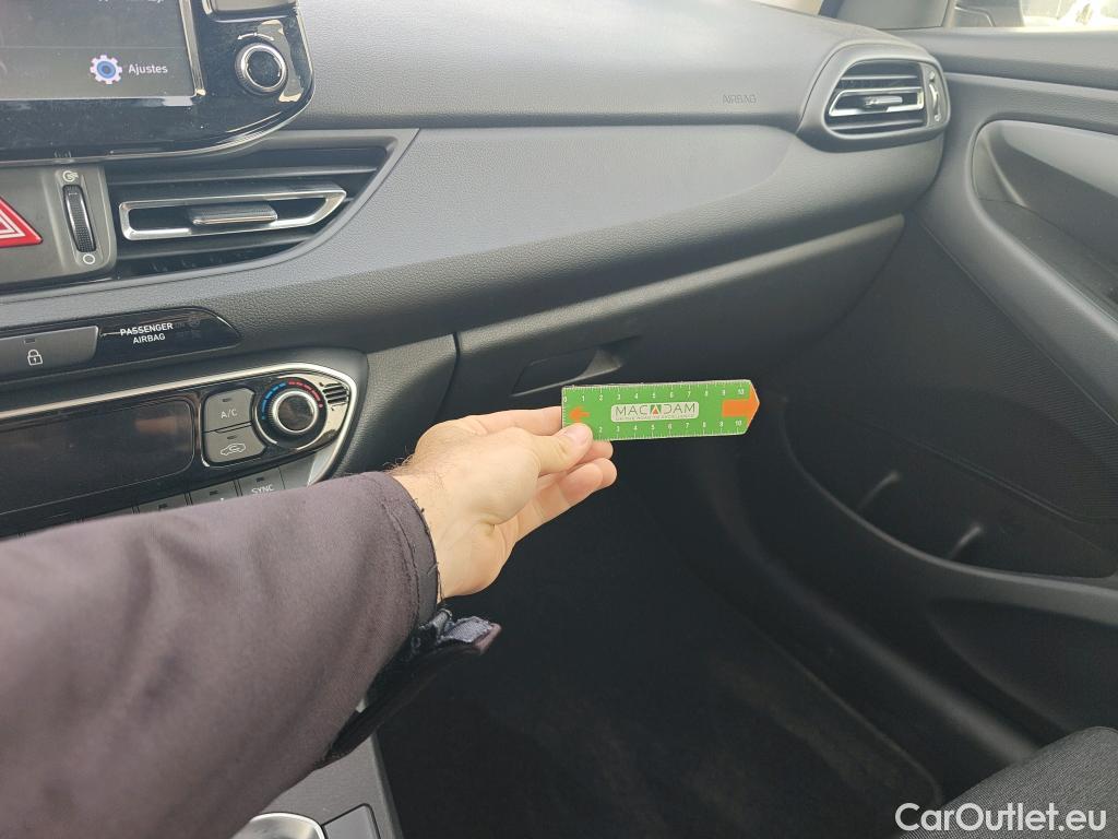  Hyundai  i30 HYUNDAI  / 2020 / 5P / berlina con portón 1.5 DPI Klass SLX #20