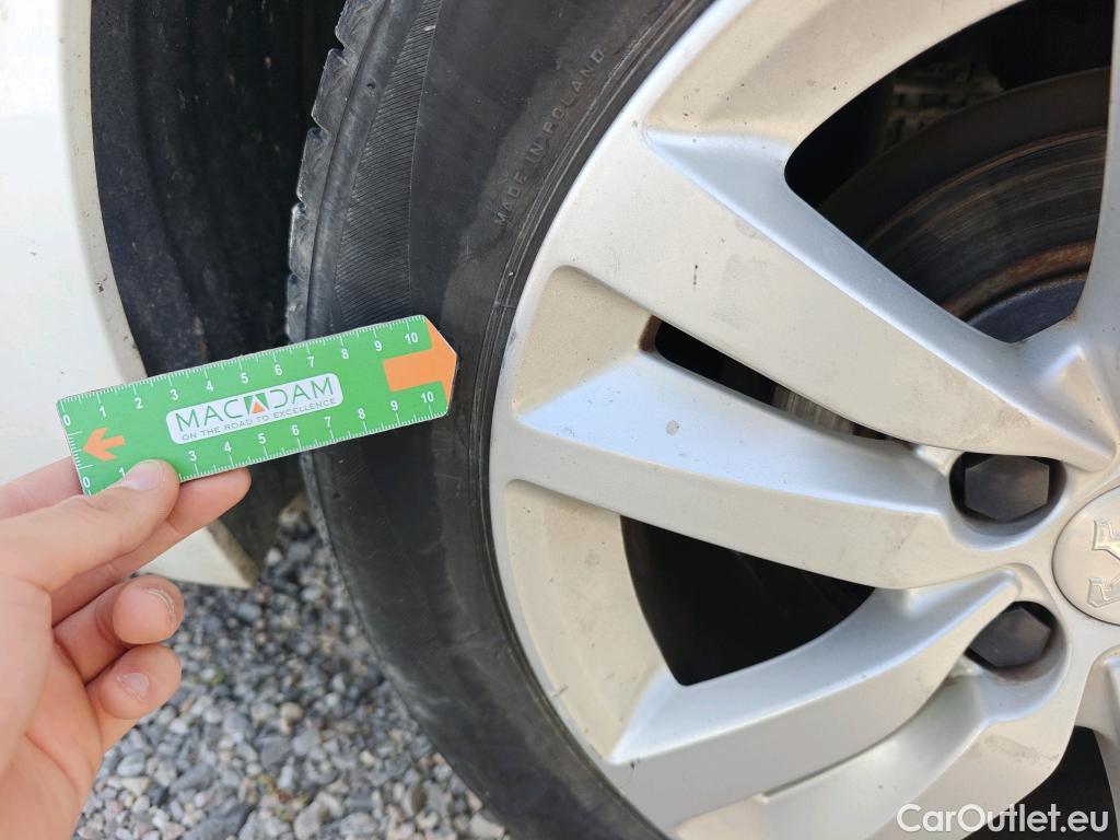  Peugeot  308 PEUGEOT  / 2017 / 5P / berlina con portón 5p Active Pack BlueHDi 130 S&S #35