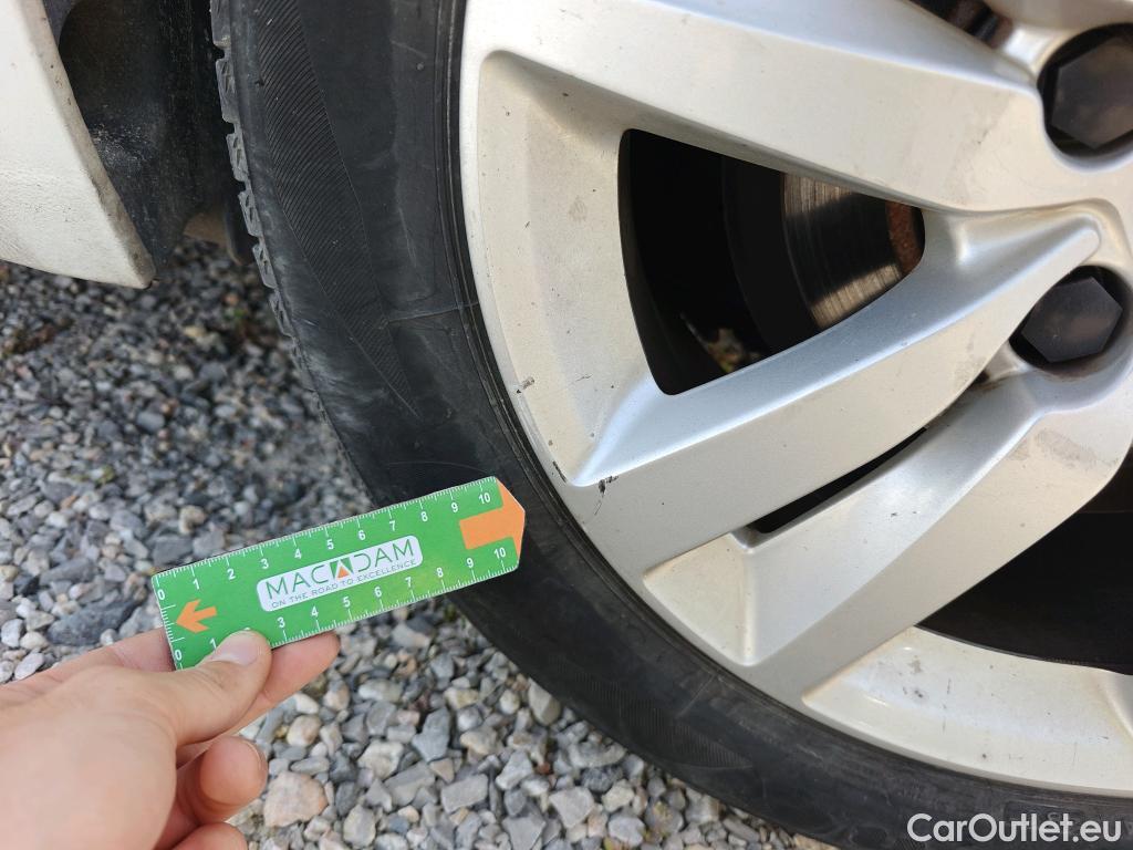  Peugeot  308 PEUGEOT  / 2017 / 5P / berlina con portón 5p Active Pack BlueHDi 130 S&S #36