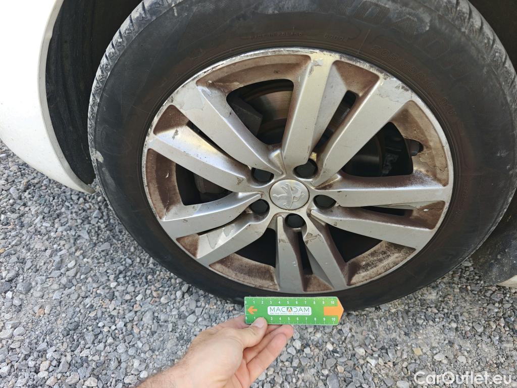  Peugeot  308 PEUGEOT  / 2017 / 5P / berlina con portón 5p Active Pack BlueHDi 130 S&S #17