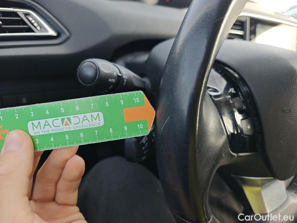  Peugeot  308 PEUGEOT  / 2017 / 5P / berlina con portón 5p Active Pack BlueHDi 130 S&S #26