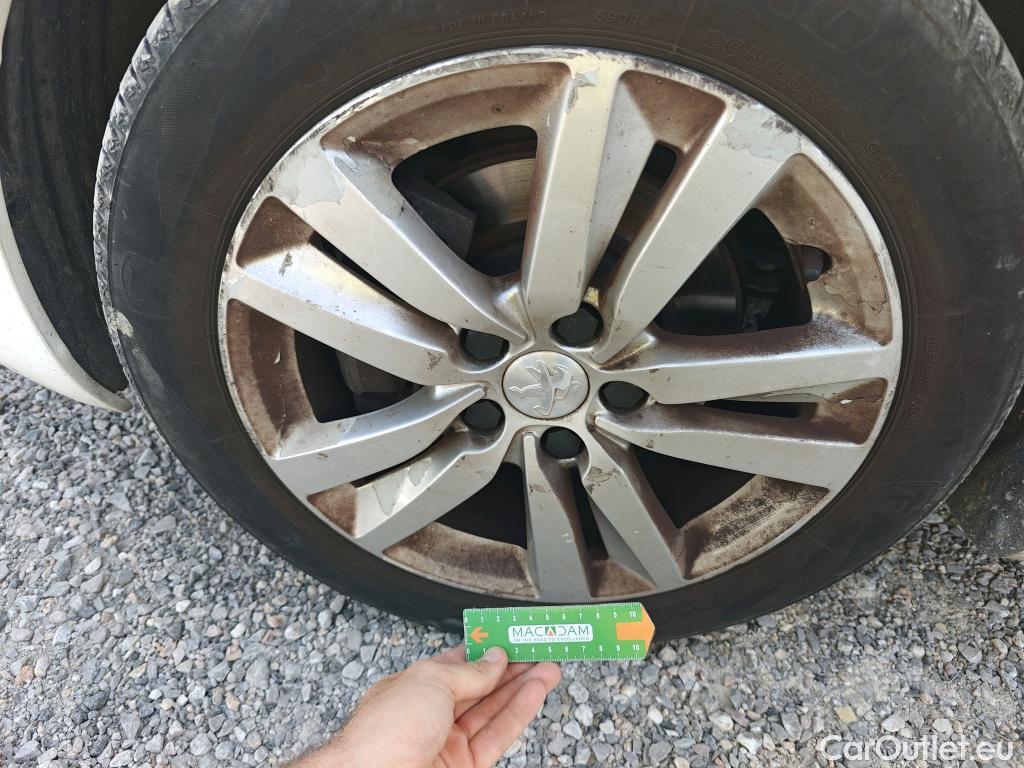  Peugeot  308 PEUGEOT  / 2017 / 5P / berlina con portón 5p Active Pack BlueHDi 130 S&S #18