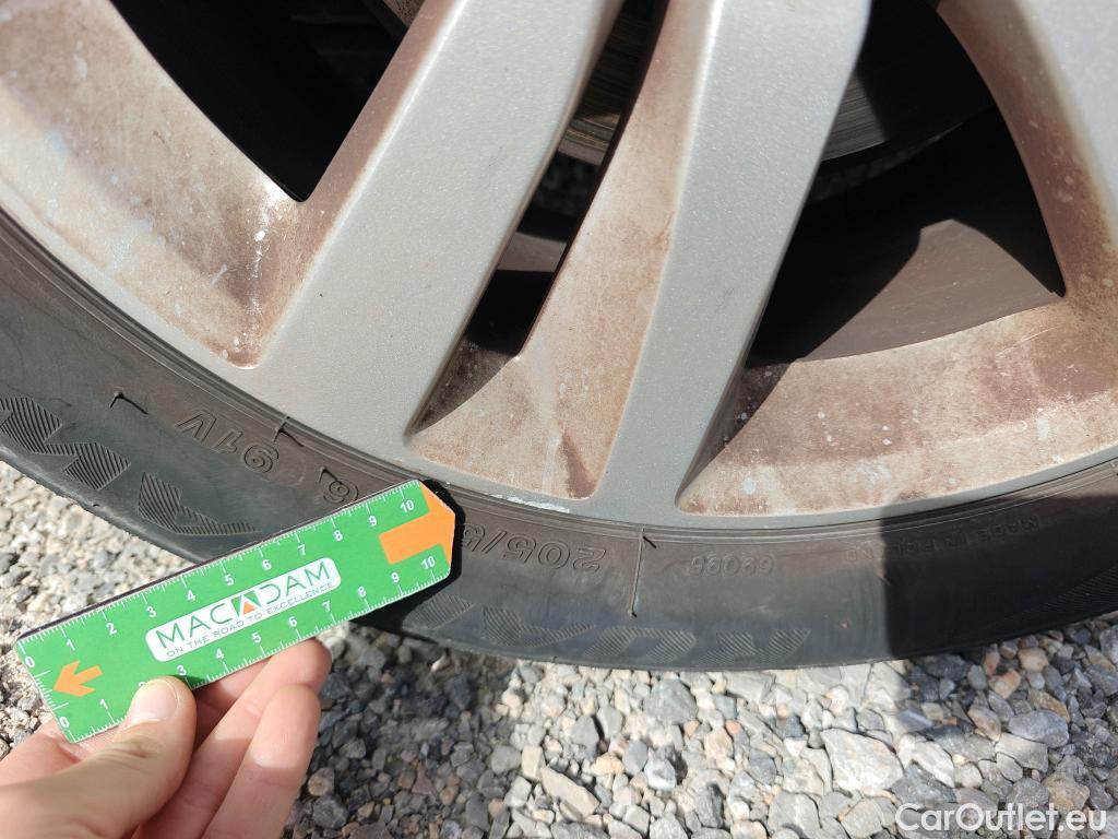  Peugeot  308 PEUGEOT  / 2017 / 5P / berlina con portón 5p Active Pack BlueHDi 130 S&S #44