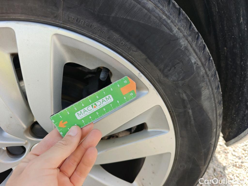  Peugeot  308 PEUGEOT  / 2017 / 5P / berlina con portón 5p Active Pack BlueHDi 130 S&S #34