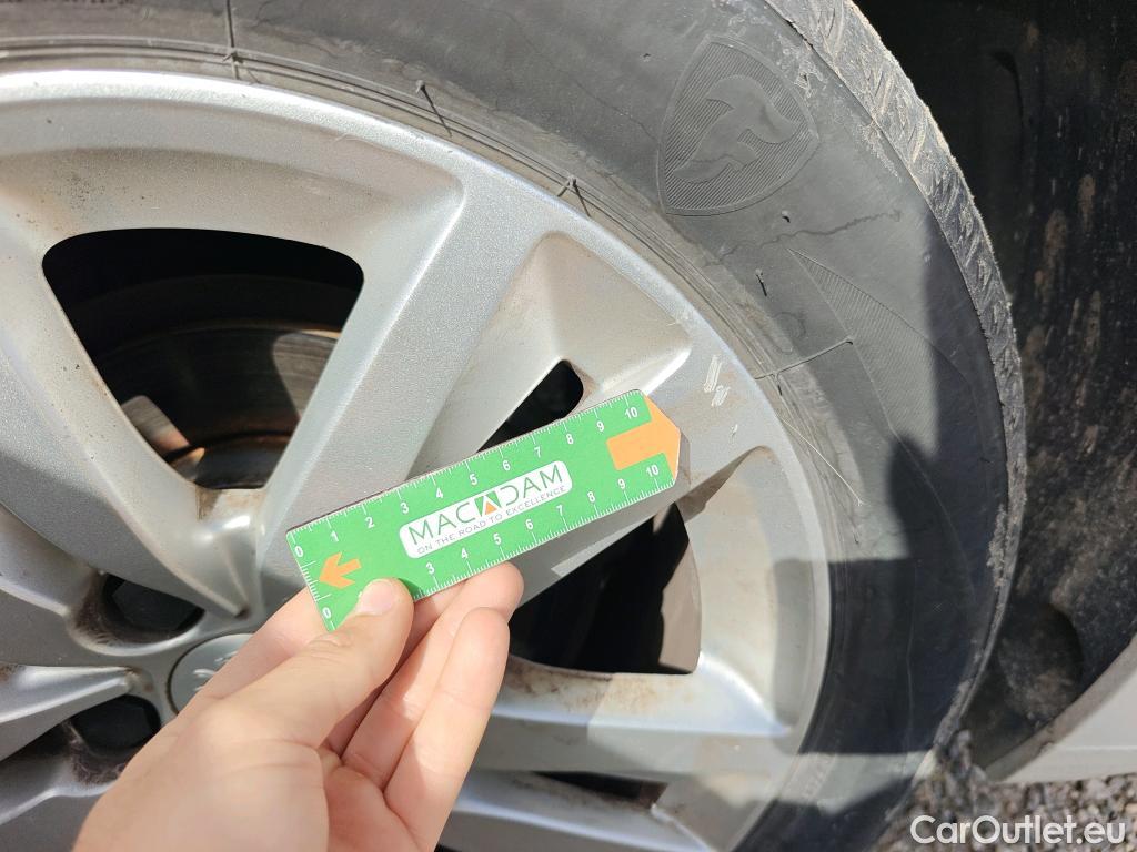  Peugeot  308 PEUGEOT  / 2017 / 5P / berlina con portón 5p Active Pack BlueHDi 130 S&S #20