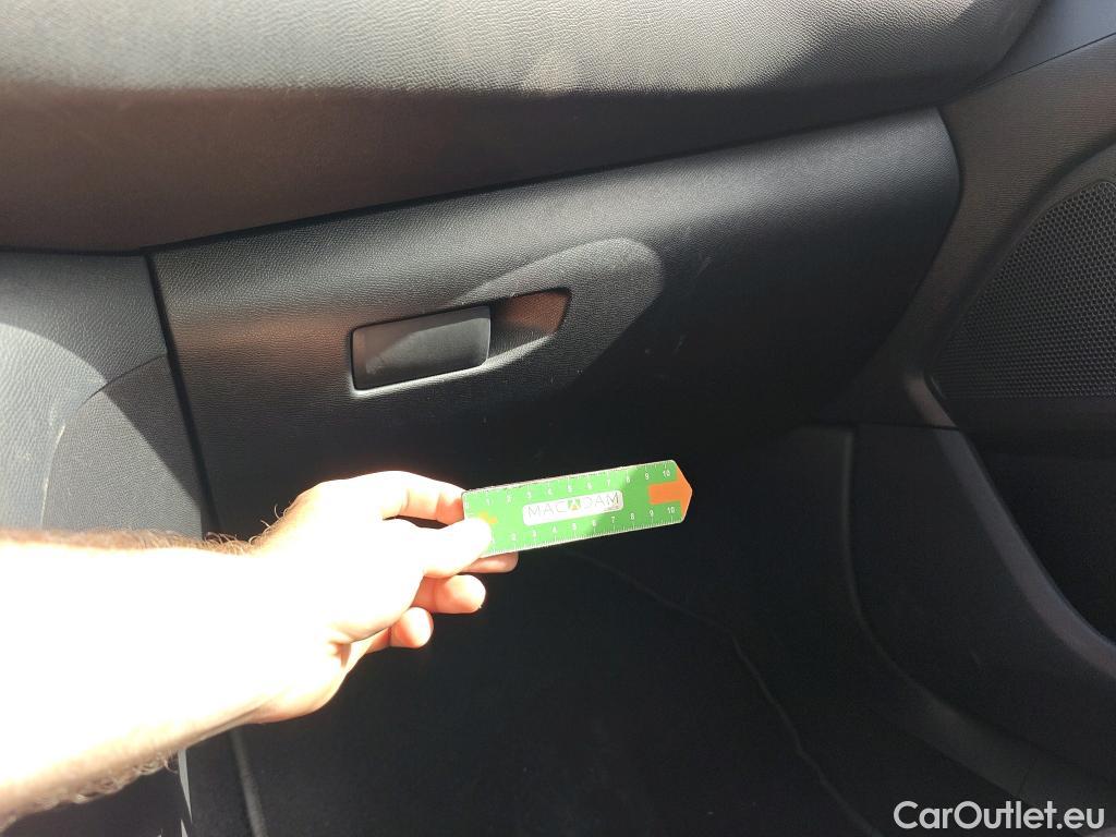  Peugeot  308 PEUGEOT  / 2017 / 5P / berlina con portón 5p Active Pack BlueHDi 130 S&S #24