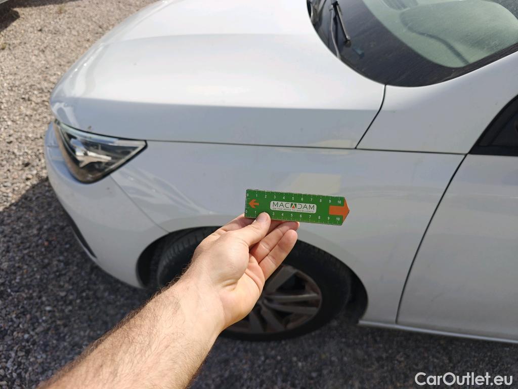  Peugeot  308 PEUGEOT  / 2017 / 5P / berlina con portón 5p Active Pack BlueHDi 130 S&S #37