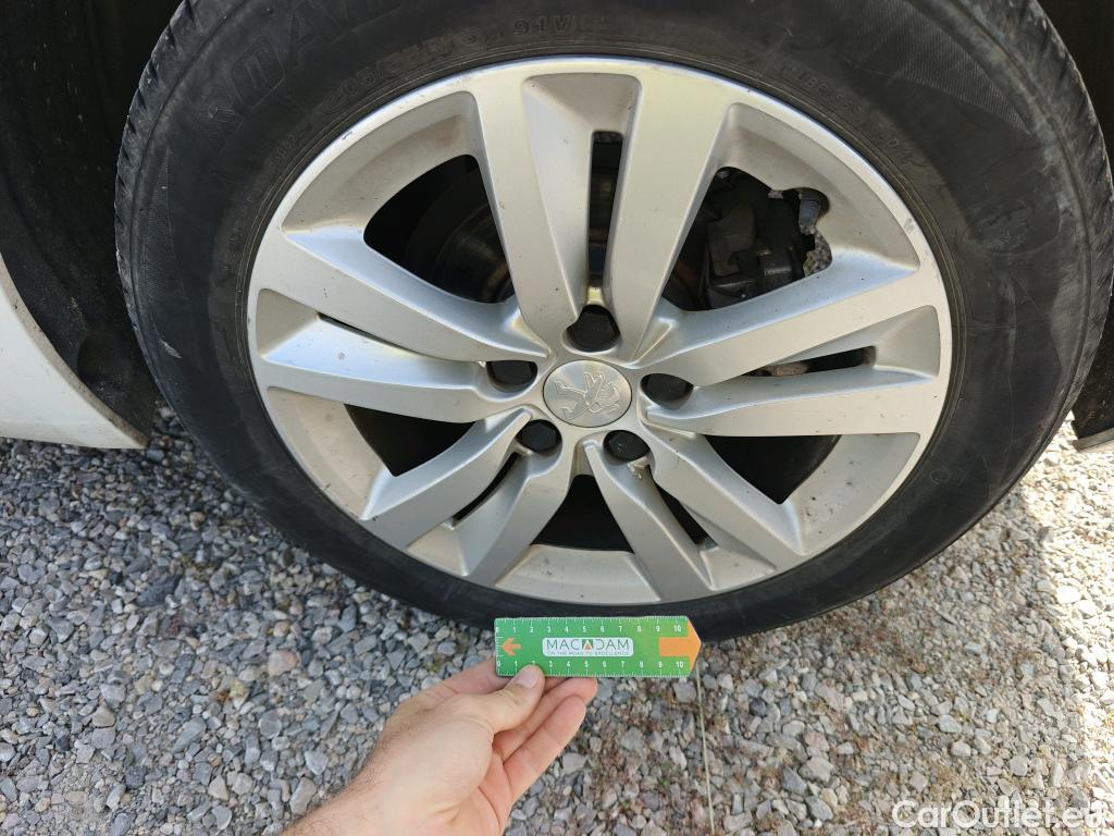  Peugeot  308 PEUGEOT  / 2017 / 5P / berlina con portón 5p Active Pack BlueHDi 130 S&S #33