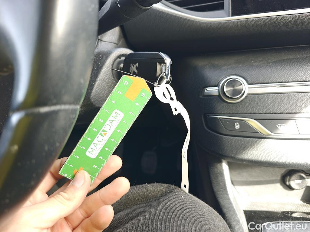  Peugeot  308 PEUGEOT  / 2017 / 5P / berlina con portón 5p Active Pack BlueHDi 130 S&S #1