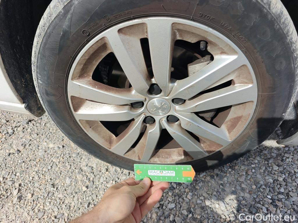  Peugeot  308 PEUGEOT  / 2017 / 5P / berlina con portón 5p Active Pack BlueHDi 130 S&S #43