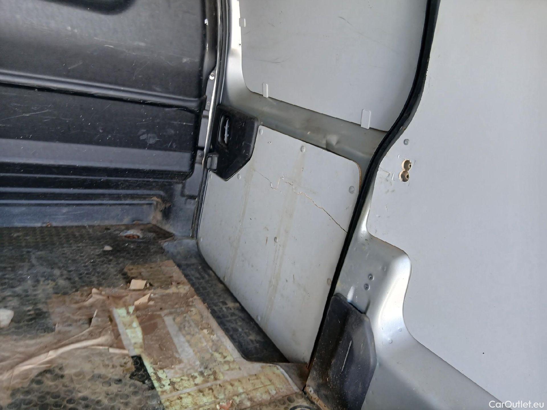  Peugeot  Expert PEUGEOT  / 2016 / 4P / furgón Furg.Premium BlueHDi 90KW (120) Standard #24