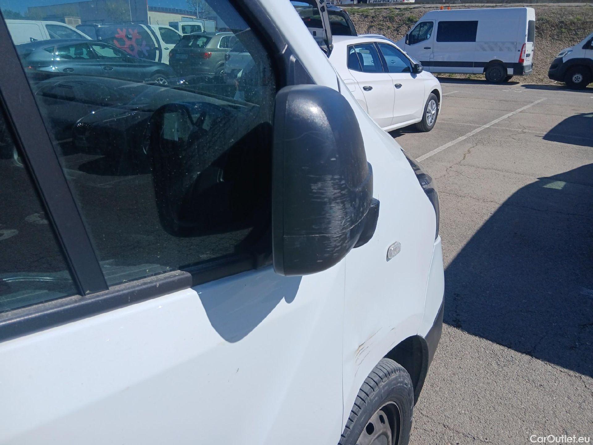  Renault  Trafic RENAULT  / 2019 / 4P / furgón Furgón 27 L1H1 Energy BluedCi 88 kW #44