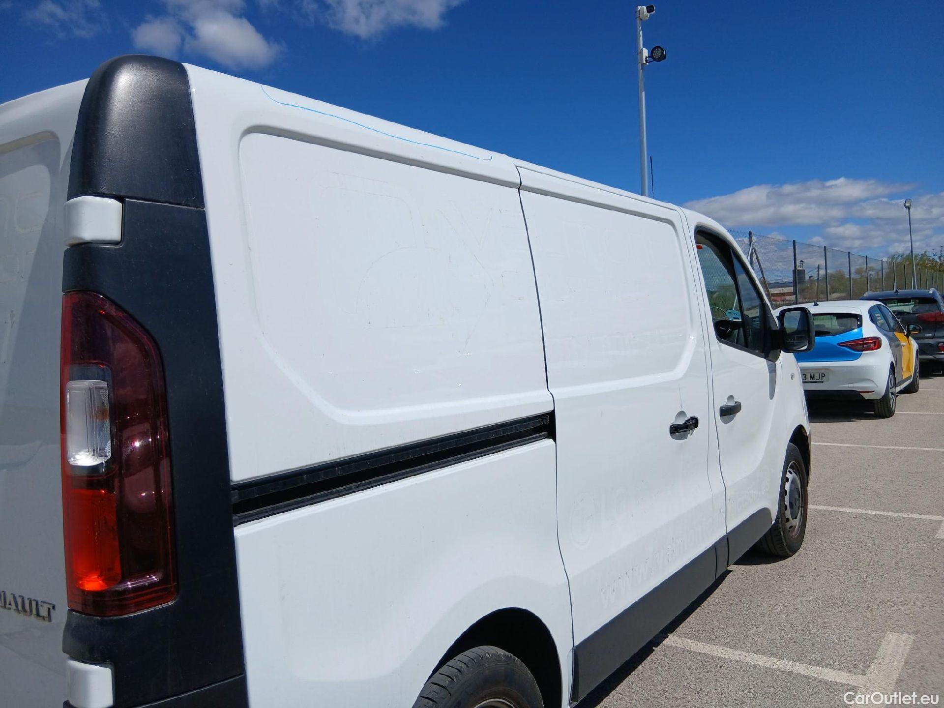  Renault  Trafic RENAULT  / 2019 / 4P / furgón Furgón 27 L1H1 Energy BluedCi 88 kW (AC) #24