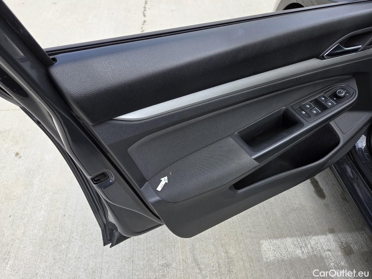  Volkswagen  Golf  Life 1.0 TSI #43