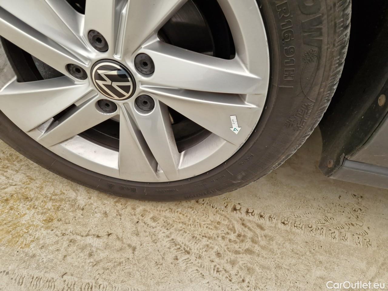  Volkswagen  Golf  Life 1.0 TSI #9