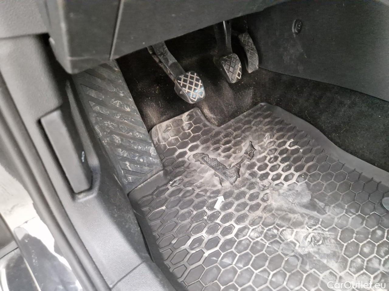  Volkswagen  Golf  Life 1.0 TSI #47