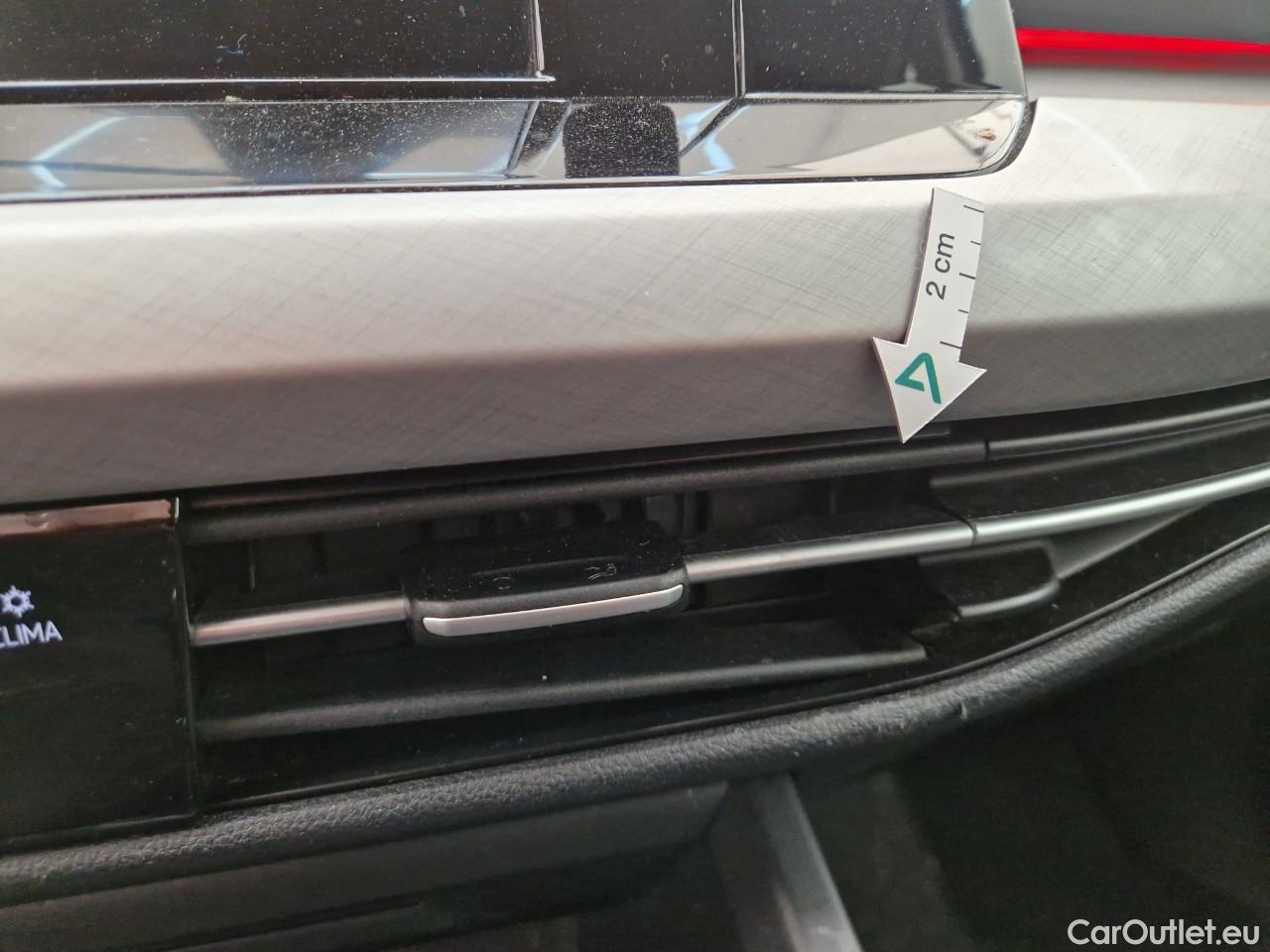  Volkswagen  Golf  Life 1.0 TSI #51