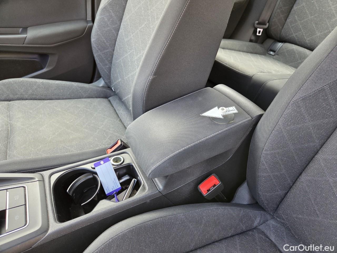  Volkswagen  Golf  Life 1.0 TSI #47