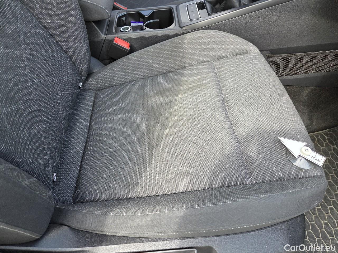  Volkswagen  Golf  Life 1.0 TSI #51