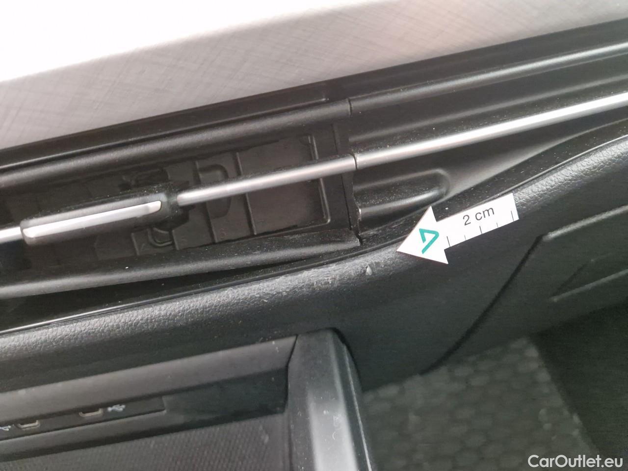  Volkswagen  Golf  Life 1.0 TSI #53