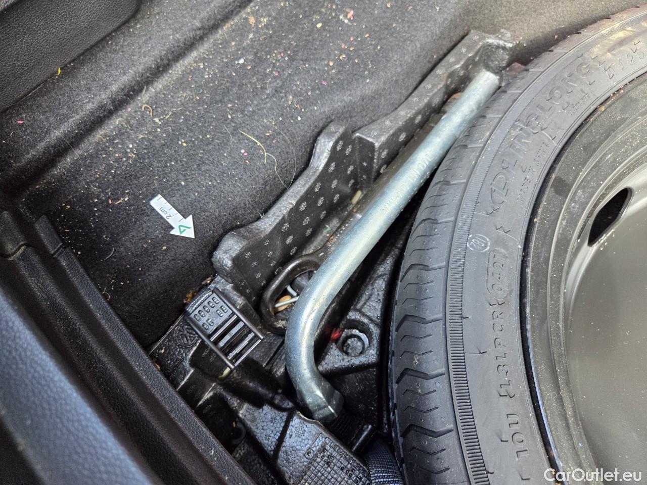  Volkswagen  Golf  Life 1.0 TSI #57