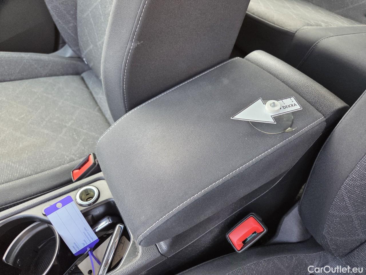  Volkswagen  Golf  Life 1.0 TSI #46