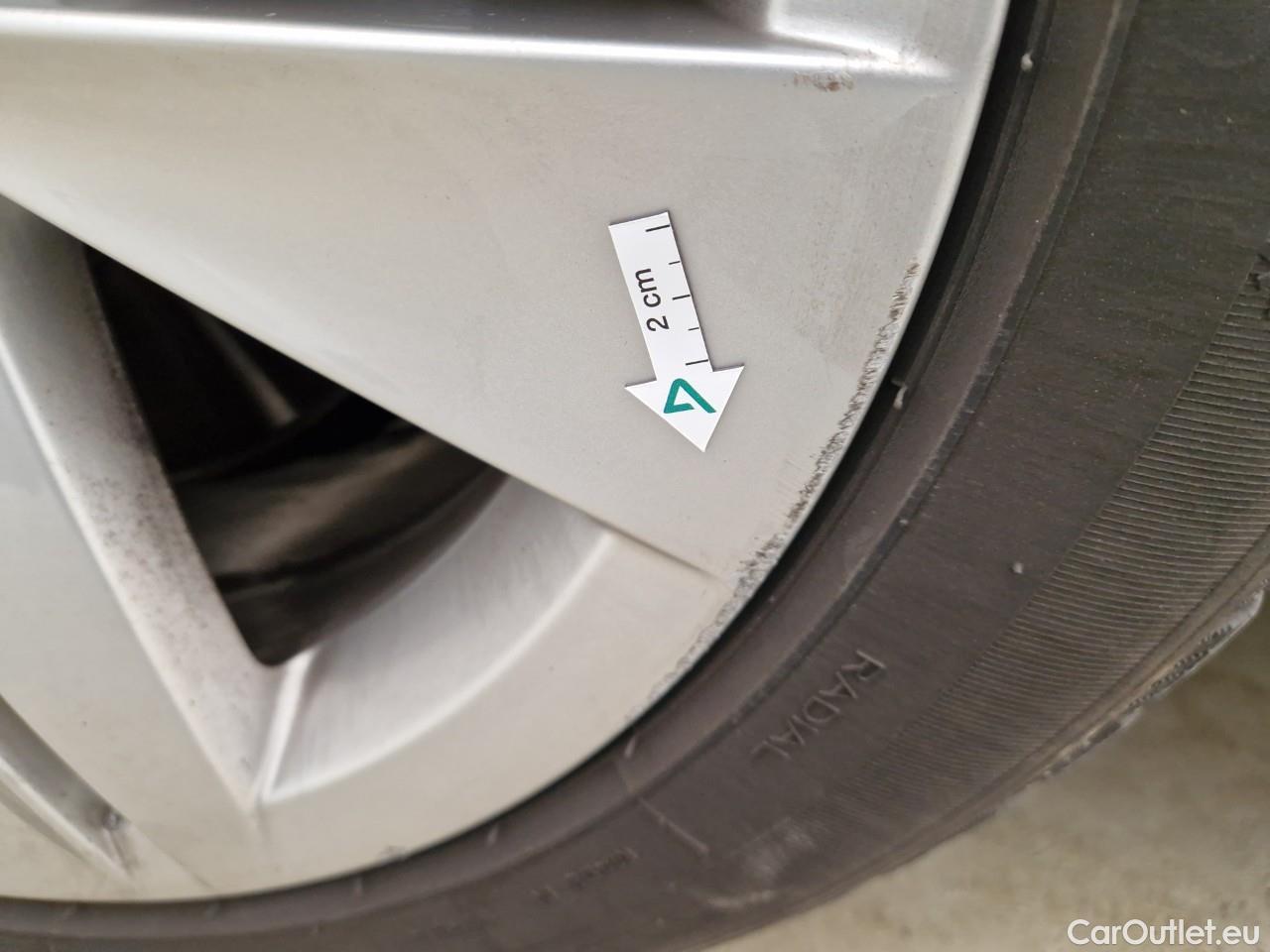  Volkswagen  Golf  Life 1.0 TSI #10