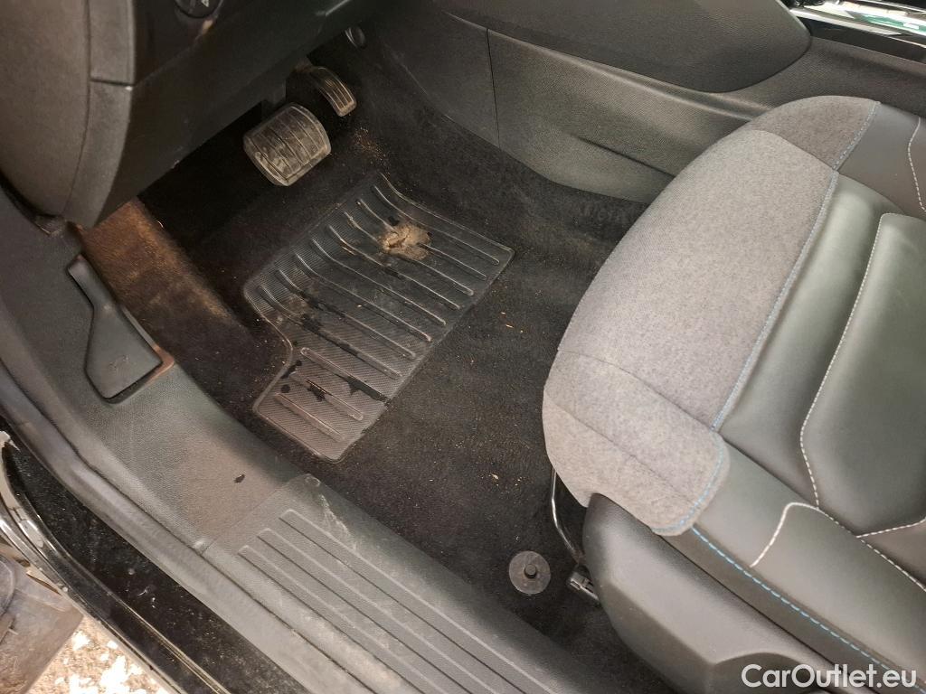  Citroen  C4 CITROEN  X / 2022 / 4P / Berline PureTech 130 S&S EAT8 Shine #3