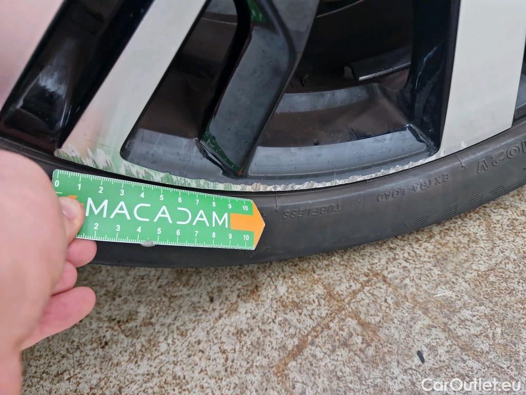  Peugeot  3008 PEUGEOT  / 2020 / 5P / SUV 1.6 HYBRID4 300 E-EAT8 GT #28