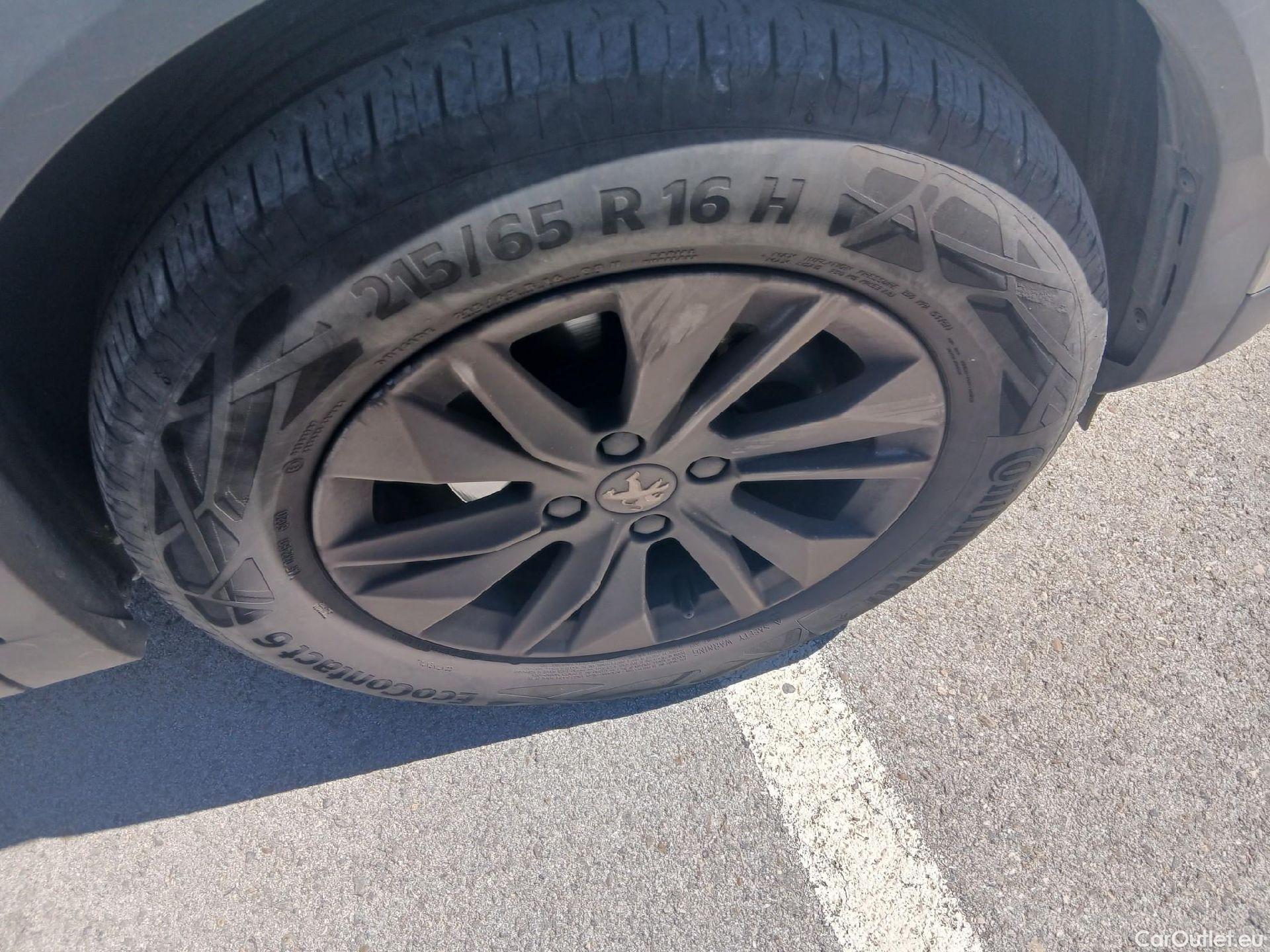  Peugeot  2008 PEUGEOT  / 2019 / 5P / todoterreno Active Pack BlueHDI 81kW (110CV) #37