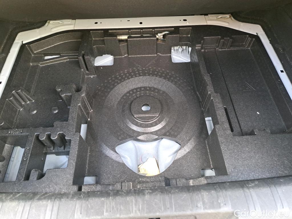  Peugeot  308 PEUGEOT  / 2017 / 5P / berlina con portón 5p Active Pack BlueHDi 130 S&S (AC) #23