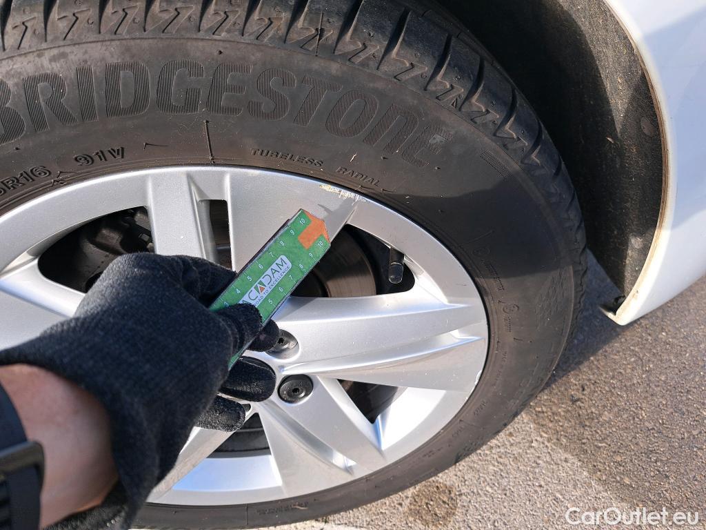  Volkswagen  Golf  VOLKSWAGEN / 2020 / 5P / berlina con portón 2.0 TDI 85kW (115CV) #33